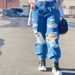 High waist ripped sexy slim jeans. Distressed denim